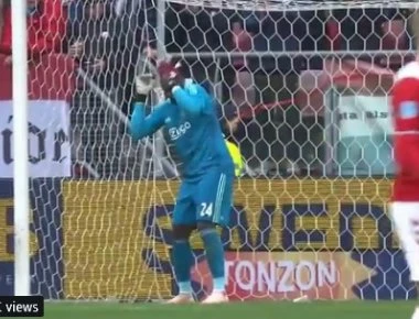 Βίντεο: Η στιγμή που φωτοβολίδα σκάει δίπλα από τον τερματοφύλακα του Άγιαξ